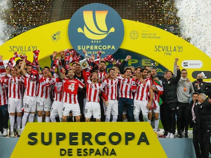 Los jugadores del Athletic celebran la conquista de la Supercopa tras ganar el domingo al Barça en La Cartuja.