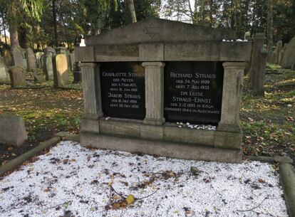 Memorial de Luise en Colonia junto a sus padres y su hermano.