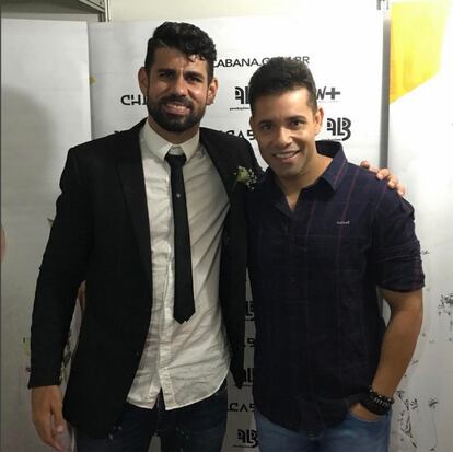 En esta imagen de Diego Costa (izquierda) no podemos ser blandurrios: aquí está todo mal. La corbata le llega por encima del ombligo. Detalle que sería suficiente para echar por tierra la instantánea de Diego Costa (28 años, Brasil) y, sin embargo, la cosa aún va a más. La camisa blanca, además de que estaría mejor planchada y dentro del pantalón, está a punto de estrangular al futbolista. Y la corbata desanudada, ¡con el último botón de la camisa bien cerrado! No, no y no. Costa parece el novio al que los colegas zarandean, animados por la barra libre, después de la boda.