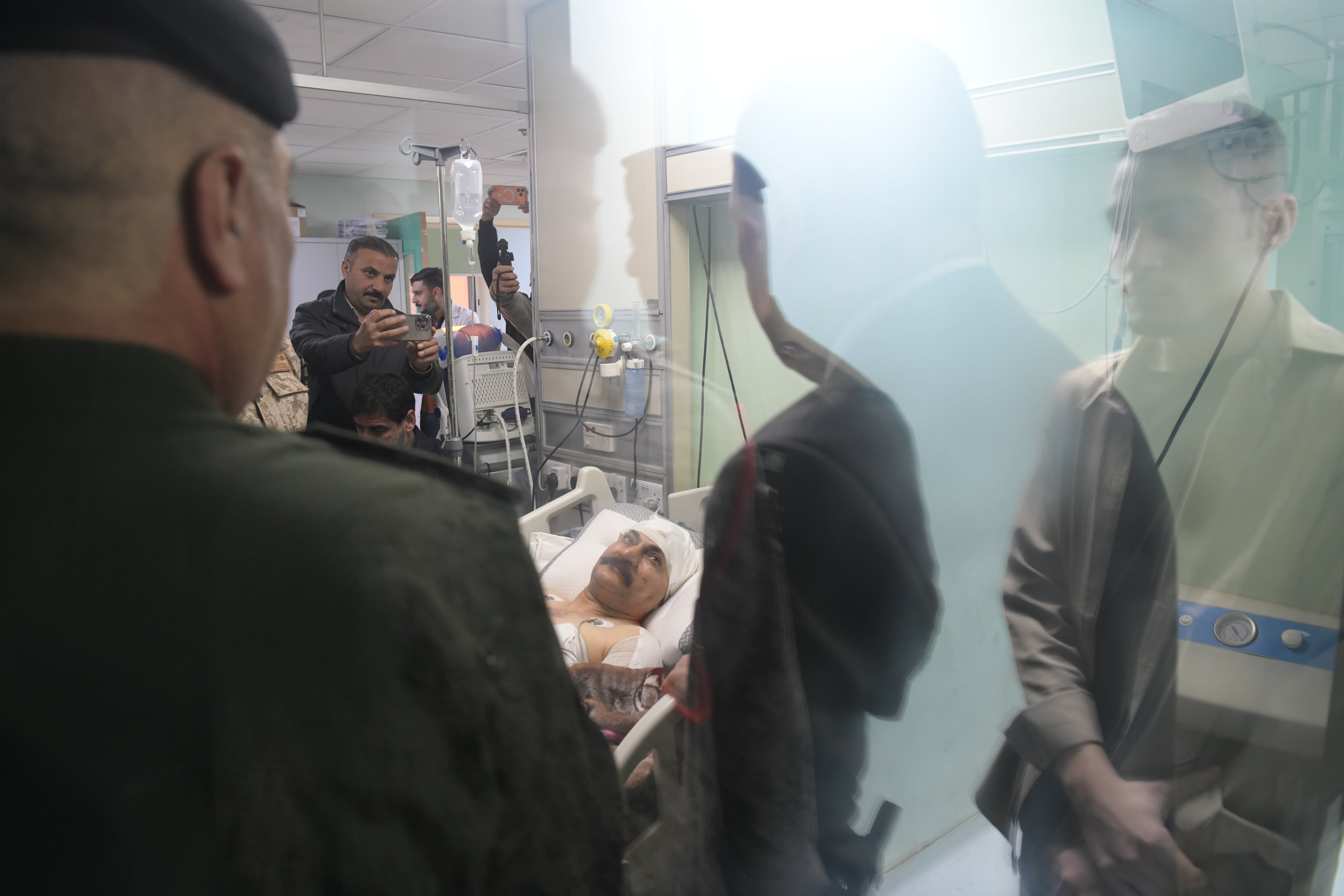 El general del ejército iraquí Fariq Rukun, responsable de operaciones en la zona, visita este jueves en el hospital de Faluja a los 23 militares heridos del ataque de EE UU el día anterior a una base del ejército iraquí del gobernado iraquí de Anbar que causó también siete muertos.