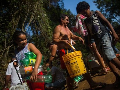 Crianças captam água em uma bica de Itu, em outubro de 2014.