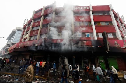 Smoke columns rise from Casa Musa, which was burned during the demonstrations, this Thursday in Nairobi.