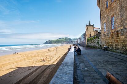 Inicio del paseo marítimo de Zarautz (Gipuzkoa), donde remodelarán los accesos a la playa.