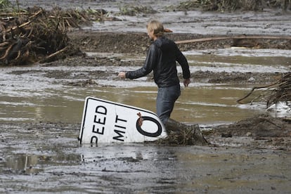 Las fuertes lluvias originaron ríos de lodo y escombros que destrozaron varias casas en el área de Montecito, en el condado de Santa Bárbara. En la imagen, Phillip Harnsberger, cruza una calle inundada de barro en Montecito, California, el 9 de enero de 2018.