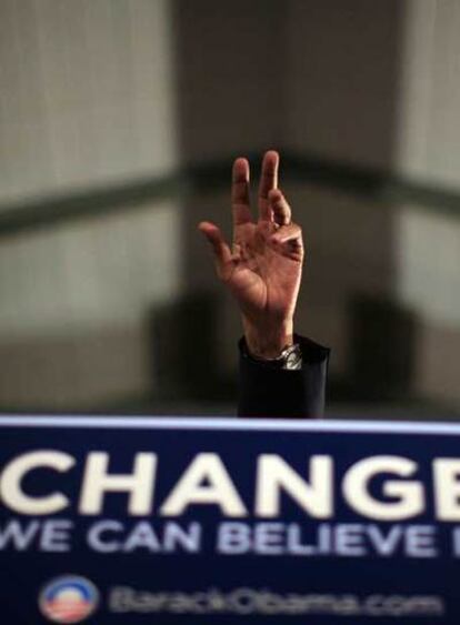 El lema de campaña del candidato Barack Obama, "el cambio en el que podemos creer", en un mitin.
