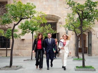 El presidente de la Generalitat, Pere Aragonès, entre la vicepresidenta, Laura Vilagrà, y la consellera de Economía, Natàlia Mas, a su llegada a la reunión extraordinaria del Govern, este miércoles.