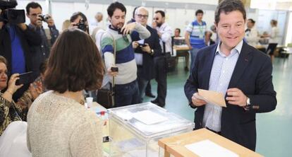 Emiliano García-Page votando en los comicios del domingo.