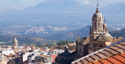 Vista de la ciudad de Jaén, con la torre de la catedral a la derecha.