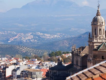 Vista de la ciudad de Jaén, con la torre de la catedral a la derecha.