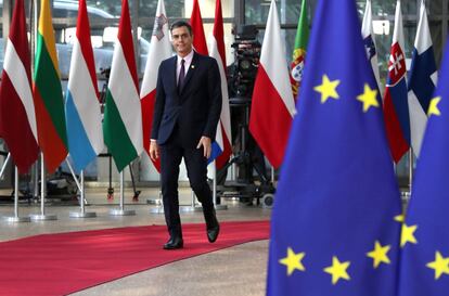 El presidente del Gobierno español, Pedro Sánchez, al llegar a Bruselas para participar de la reunión extraordinaria del Consejo Europeo.