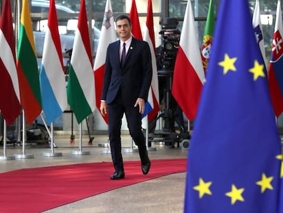 El presidente del Gobierno español, Pedro Sánchez, al llegar a Bruselas para participar de la reunión extraordinaria del Consejo Europeo.