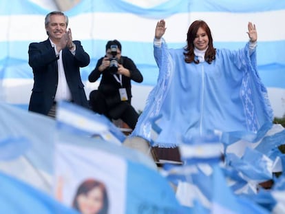 Alberto Fernández y Cristina Kirchner saludan durante el cierre de campaña presidencial del peronismo en Mar del Plata, en octubre de 2019.