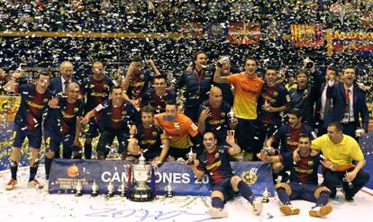 El Barça celebra el título, en Irún.