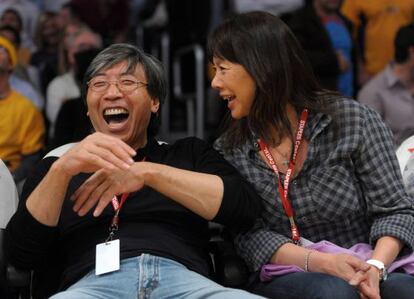 El empresario y filántropo Patrick Soon-Shiong, con su esposa Michele Chan, en un partido de Los Ángeles Lakers.