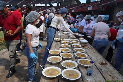 Personas preparan alimentos para desplazados por la violencia en el Catatumbo, en Cúcuta.