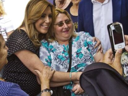 Susana Díaz, durante su visita al barrio de Isla Chica en Huelva.