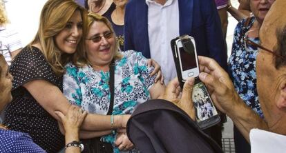 Susana Díaz, durante su visita al barrio de Isla Chica en Huelva.