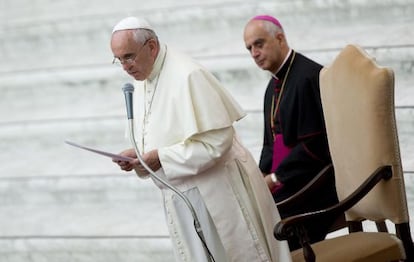 El papa Francisco, en la plaza de San Pedro junto al presidente del Pontificio Consejo para la Nueva Evangelización, el arzobispo Rino Fisichella.