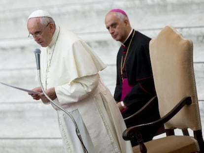 O papa Francisco, na praça de São Pedro, ao lado do presidente do Pontifício Conselho para a Nova Evangelização, o arcebispo Rino Fisichella.