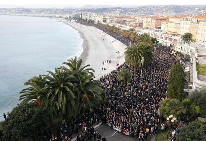 Miles de personas marchan durante una manifestación a lo largo de la orilla del mar en Niza, en memoria de las víctimas de un ataque perpetrado por hombres armados en las oficinas del periódico satírico francés 'Charlie Hebdo'.