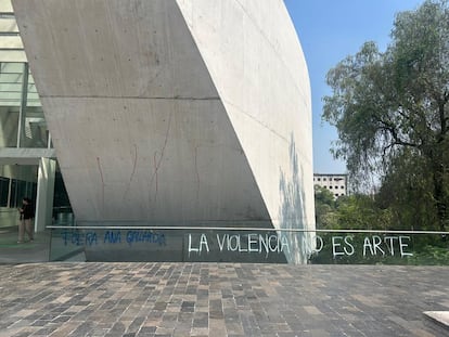Uno de los graffitis pintados en la fachada del museo en protesta de la pieza de Gallardo.