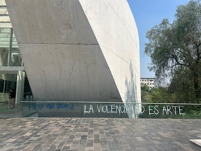 Un graffiti en contra de la polémica pieza de Gallardo realizado en la fachada del Museo Universitario de Arte Contemporáneo.