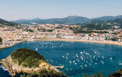 Playa de La Concha (San Sebastián, España). Ha subido desde el 15º puesto, en el que estaba en 2023, hasta alcanzar el 'top 3' de las mejores playas del mundo en la clasificación anual de TripAdvisor. Junto al centro de la ciudad vasca, es un lugar en el que destaca el animado ambiente, perfecto para familias, grupos de amigos y cualquiera que quiera hacer un descanso. O no, ya que también es perfecta para surfistas cuando las olas lo merecen. “Asegúrate de llevar tu cámara: las vistas panorámicas son de otro nivel”, advierte la plataforma.