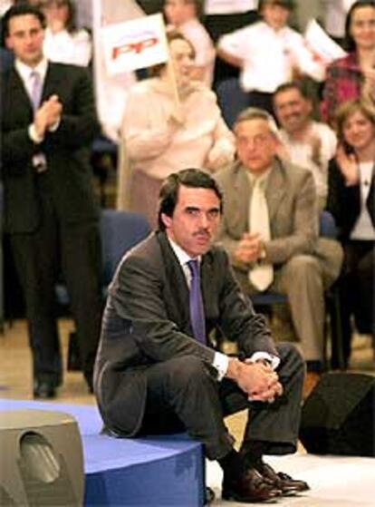 Aznar espera sentado el desalojo de manifestantes en su mitin en Oviedo.