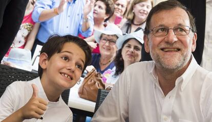 El presidente del Gobierno en funciones y del Partido Popular Mariano Rajoy se ha reencontrado este sábado en Molina de Segura (Murcia) con su "miniyo", el niño Pablo Gomariz, que le imitó en un programa de televisión.