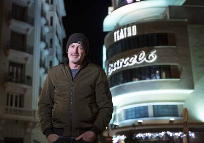 José Ángel Mañas, durante un recorrido por el barrio de Malasaña el pasado 13 de diciembre.