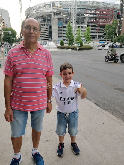 Diego posa junto a su abuelo paterno, José Luis Román, en los aledaños del estadio Santiago Bernabéu el mismo día que lo hizo socio Madridista Junior.