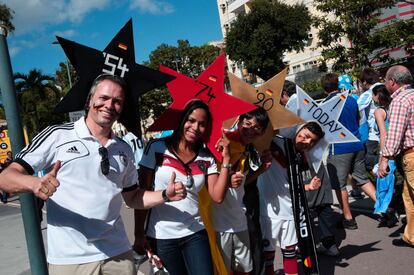 Torcedores alemães com coroas em forma de estrela que indicam cada ano que sua seleção ganhou o Mundial.