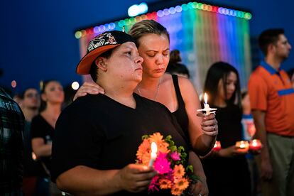 Nicole Edwards e sua esposa, Kellie Edward, demonstram sua dor depois do massacre na discoteca gay 'Pulse' em Orlando (EUA), onde pelo menos cinquenta pessoas perderam a vida depois de um ataque, em 13 de junho de 2016.