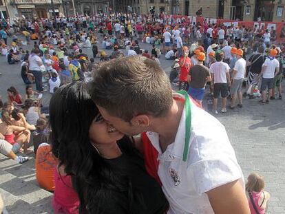 Los jóvenes comienzan a tomar la plaza del Arriaga horas antes de que arranque la Aste Nagusia.