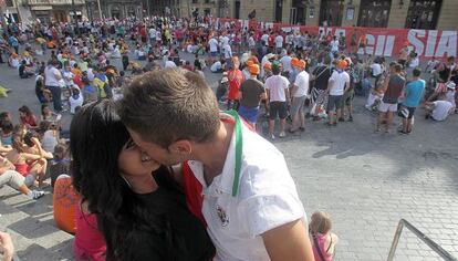 Los jóvenes comienzan a tomar la plaza del Arriaga horas antes de que arranque la Aste Nagusia.