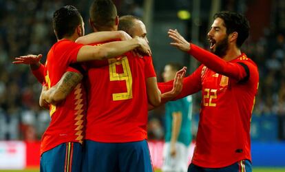 Rodrigo celebra con sus compañeros tras marcar el primer gol. 