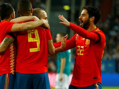 Rodrigo celebra con sus compañeros tras marcar el primer gol. 