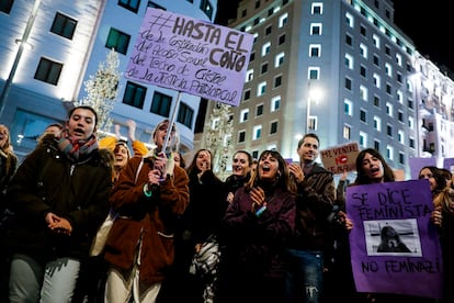 Un grupo de personas participa en la marcha del 8-M, este año en Madrid.