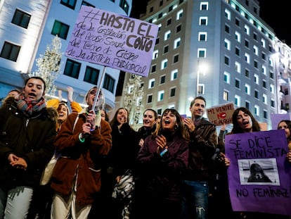 Un grupo de personas participa en la marcha del 8-M, este año en Madrid.