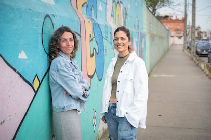 Montse Romero, jefa de estudios, y Mar Carpio, secretaria del IES Siglo XXI de Sevilla, cuyos alumnos ganaron el campeonato Team Antibullying sobre tolerancia hacia el colectivo LGTBIQ+
foto de : Maya Balanyà