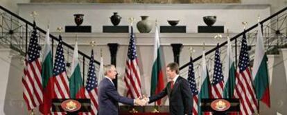 George W. Bush (izquierda) estrecha la mano del presidente de Bulgaria, Georgi Parvanov, ayer en el Museo Arqueológico de Sofía.
