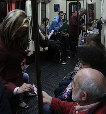 Esperanza y Gaspar revisan los billetes en el interior de un vagón.