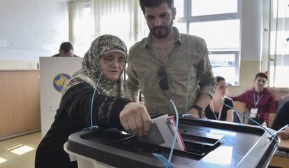 Una mujer registra su voto en Pristina las elecciones generales de Kosovo de este domingo.