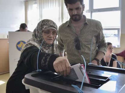Una mujer registra su voto en Pristina las elecciones generales de Kosovo de este domingo.