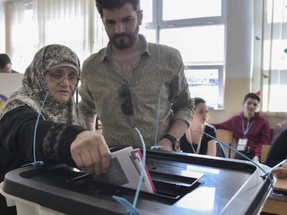 Una mujer registra su voto en Pristina las elecciones generales de Kosovo de este domingo.