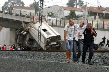 Santiago de Compostela, España, 24 de julio de 2013. Como la mayoría de accidentes, el de Santiago estuvo también causado por una sucesión de errores y negligencias. Una llamada a 190 kilómetros por hora desencadenó la tragedia: el revisor telefoneó desde un vagón al conductor para pedir que apeara a una familia. Faltaban dos minutos para el descarrilamiento. El maquinista tomaría poco después una curva peligrosa a 153 kilómetros por hora. El sistema de seguridad ASFA, que controlaba el tren, no le avisó ni frenó de forma automática cuando el conductor sobrepasó el límite de velocidad del tramo.