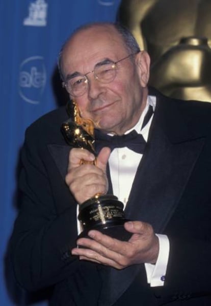 Stanley Donen, con el Oscar de Honor de 1998.