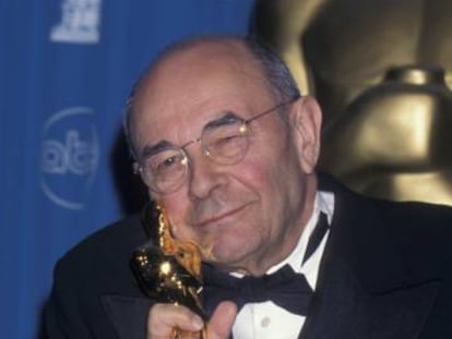 Stanley Donen, con el Oscar de Honor de 1998.