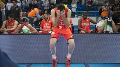 El alero del Valencia Basket, Pierre Oriola, tras caer derrotados 97-95 ante el Real Madrid, en la final de la Copa del Rey que han disputado esta tarde en el Fernando Buesa Arena de Vitoria.