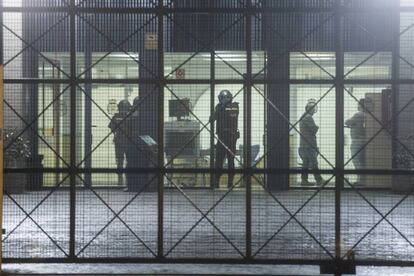 Agentes antidisturbios, anoche en el CIE de Barcelona.